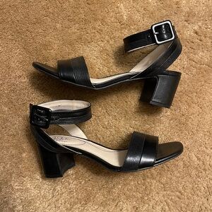 Life stride ankle strap sandal. 9W Black